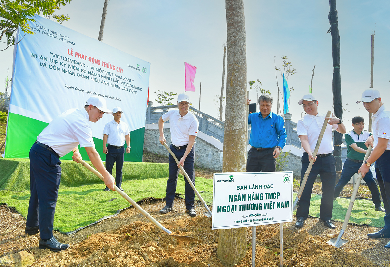 Ban lãnh đạo Vietcombank cùng đại diện Công đoàn Ngân hàng Việt Nam, Ngân hàng Nhà nước chi nhánh tỉnh Tuyên Quang trồng cây tại Khu di tích lịch sử ngành Ngân hàng Việt Nam 