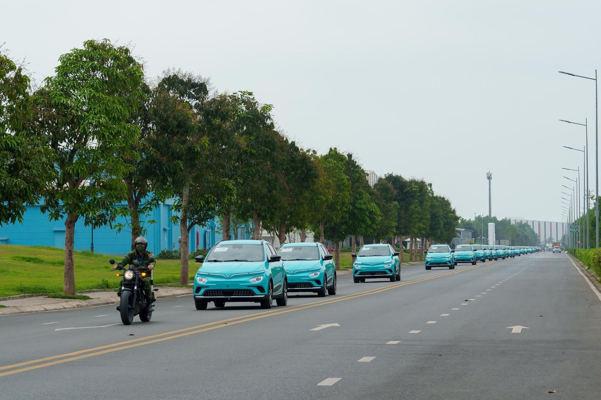 Hãng taxi điện của tỷ phú Phạm Nhật Vượng tuyển tài xế với tiêu chuẩn ngoại hình tương đương nhân viên ngân hàng: Cao trên 1,65m, không hình xăm lộ - Ảnh 1. Hãng taxi điện của tỷ phú Phạm Nhật Vượng tuyển tài xế với tiêu chuẩn ngoại hình tương đương nhân viên ngân hàng: Cao trên 1,65m, không hình xăm lộ - Ảnh 1.