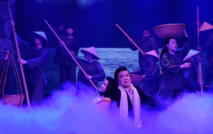 Tình yêu đất nước thiết tha trong Câu hò đất mẹ - Ảnh 3. Hình ảnh quê hương thanh bình luôn đau đáu trong trái tim Lê Hồng Phong (Lê Tứ đóng) và Nguyễn Thị Minh Khai (Lê Hồng Thắm) khi hoạt động ở Nga, thôi thúc họ trở về đấu tranh cho bình yên của dân tộc