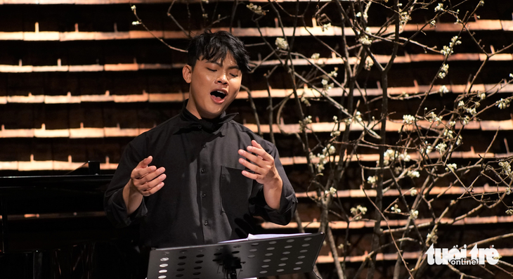 Tenor Thế Huy lan tỏa tình yêu âm nhạc cổ điển - Ảnh 1. Thế Huy tự tin trình diễn và dẫn dắt trong buổi récital về nhà soạn nhạc Fauré - Ảnh: HUỲNH VY