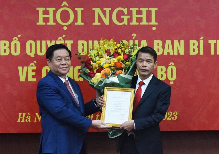 Ông Vũ Thanh Mai làm phó Ban Tuyên giáo Trung ương - Ảnh 1. Ông Nguyễn Trọng Nghĩa trao quyết định bổ nhiệm cho ông Vũ Thanh Mai - Ảnh: K.ANH