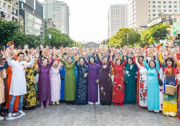 Nhiều bài viết về Lễ hội Áo dài trên báo quốc tế - Ảnh 2. Nhiều bài viết về Lễ hội Áo dài trên báo quốc tế - Ảnh 2.