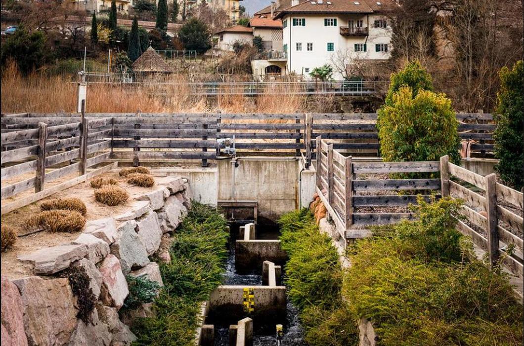 Một trạm đo thủy văn để theo dõi khu vực sông Talvera gần Bolzano, Ý. Lưu vực giải điều chế mới trong nhà máy đã làm giảm nguy cơ lũ lụt xảy ra trên sông, khiến nó an toàn hơn cho hệ động vật thủy sinh và cư dân địa phương - Ảnh: BBC SCIENCE FOCUS