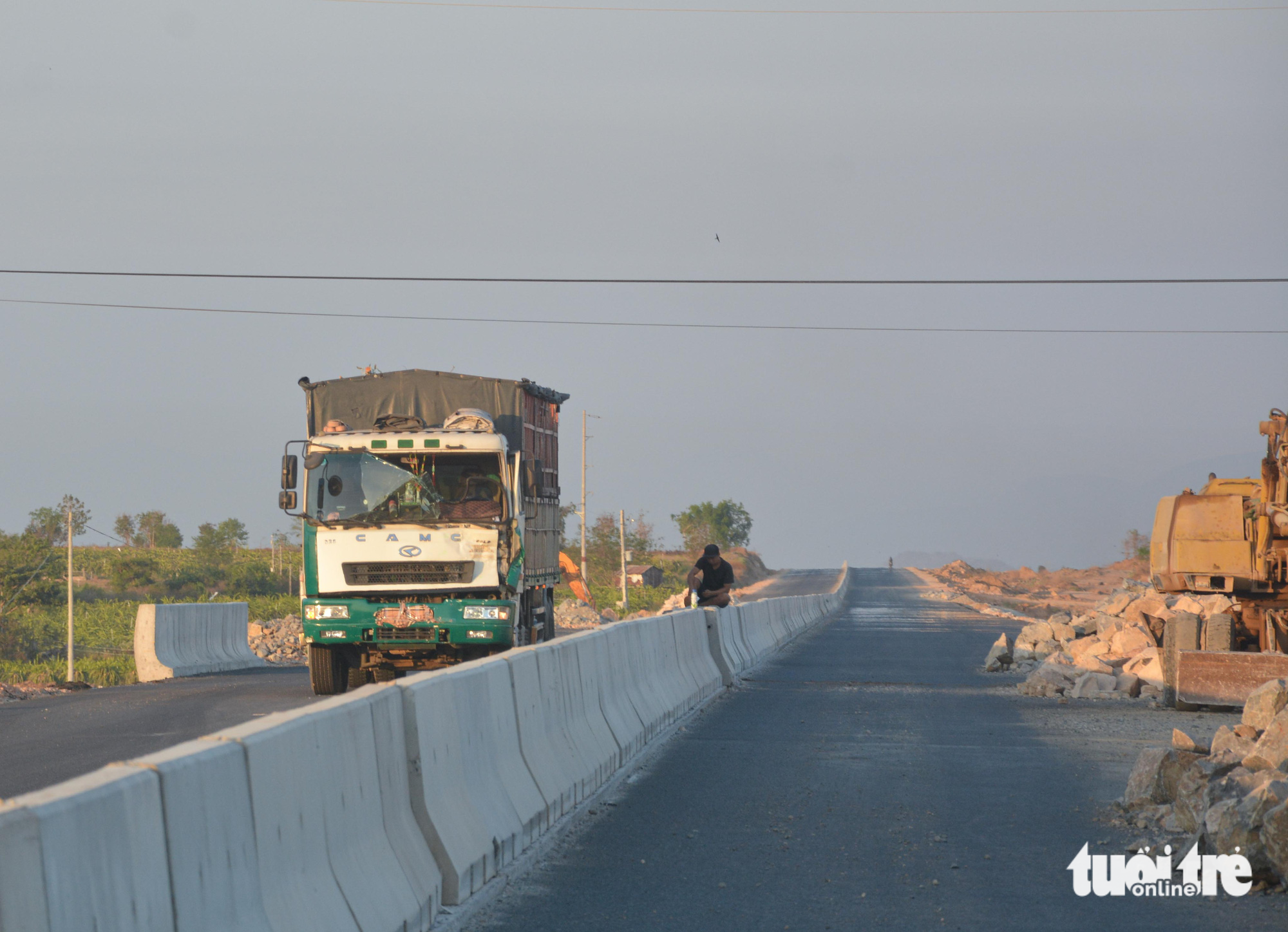 Một chiếc xe tải chở gỗ chạy lụi lên cao tốc Vĩnh Hảo - Phan Thiết đã gây ra tai nạn trên tuyến chính cao tốc Vĩnh Hảo - Phan Thiết