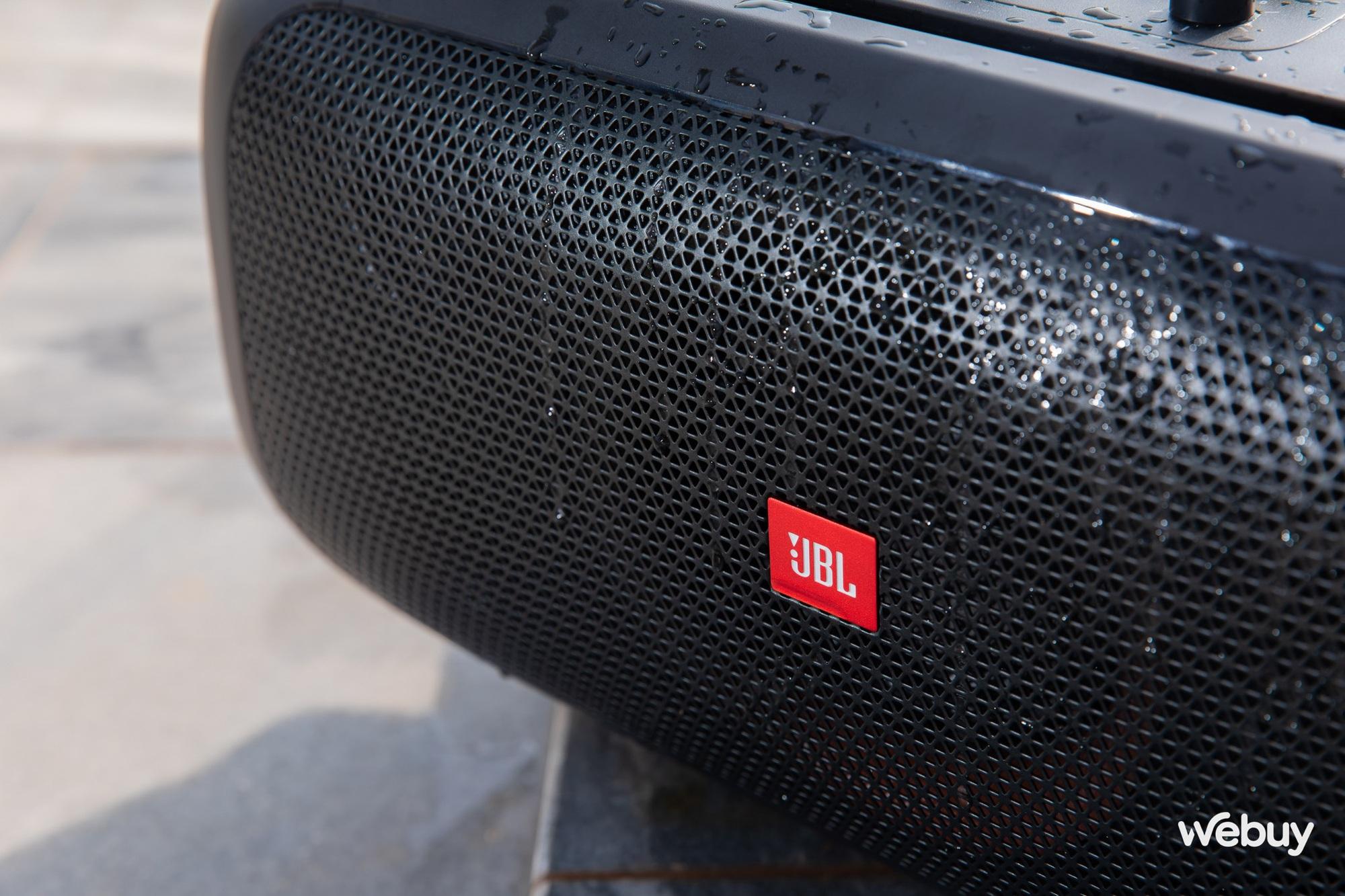 Cận cảnh loa "tiệc" JBL PartyBox On The Go: Chất âm đặc trưng, "quẩy" đâu cũng được, tặng kèm 2 micro mà giá chỉ hơn 6 triệu đồng - Ảnh 5.