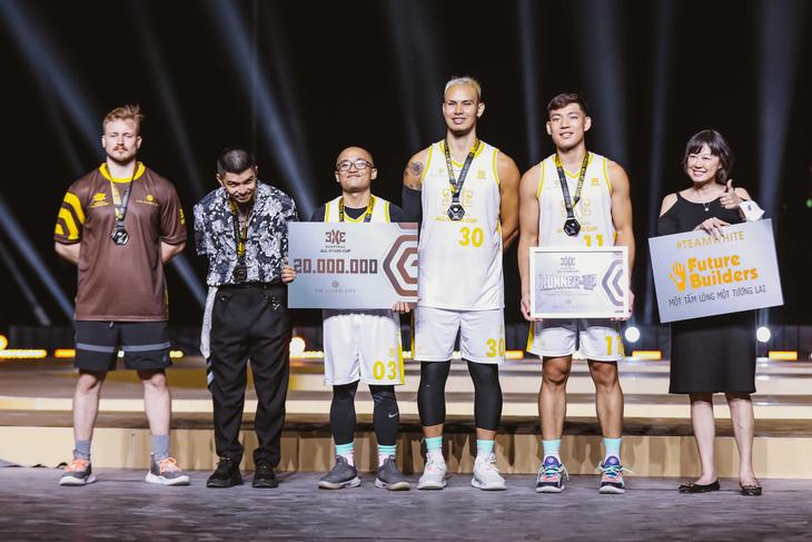 Đại diện Future Builders (phải) và tuyển thủ Võ Kim Bản (thứ 2 từ phải sang) - Ảnh: VBA