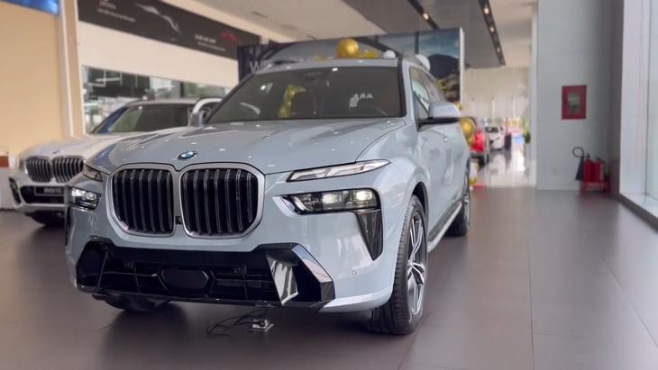 BMW X7 2023 về đại lý, chưa ra mắt nhưng lộ giá hơn 6,2 tỉ đồng - Ảnh 1.