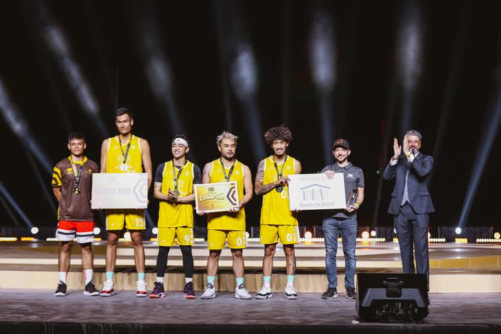 Tuyển thủ Trần Đăng Khoa (thứ 3 từ phải sang) và đại diện Room to Read - Ảnh: VBA