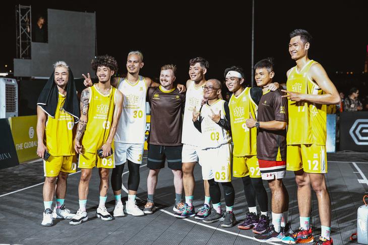 Các tuyển thủ và nghệ sĩ khách mời tham gia The Global City 3x3 Basketball All-stars Cup - Ảnh: VBA