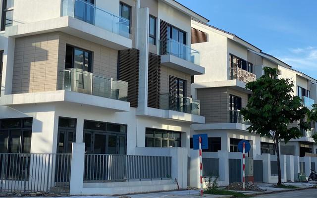 Savills: Nguồn cung sơ cấp biệt thự, liền kề giảm mạnh do chủ đầu tư tạm đóng bảng hàng, sử dụng bất động sản cho việc thanh toán trái phiếu