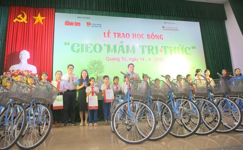 Trao xe đạp và dụng cụ học tập đến hàng trăm học sinh Quảng Trị ảnh 1