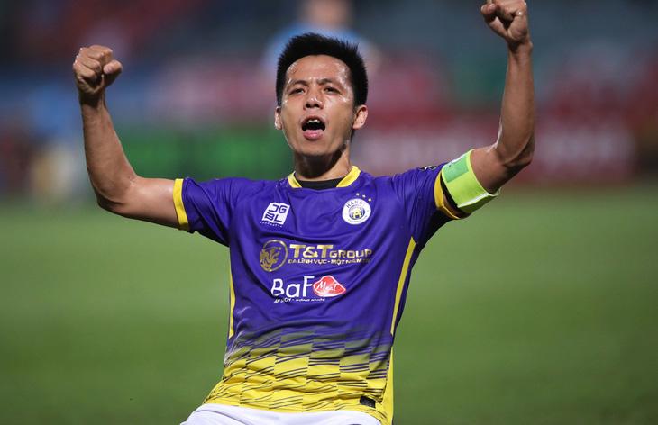 Văn Quyết ăn mừng bàn thắng thứ 100 tại V-League - Ảnh: MINH ĐỨC