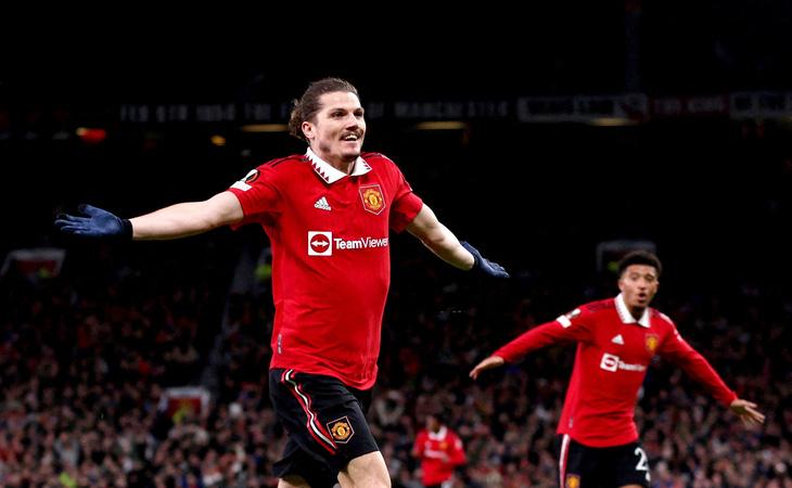 Marcel Sabitzer tỏa sáng ngay trong hiệp 1 với cú đúp cho Man Utd - Ảnh: REUTERS