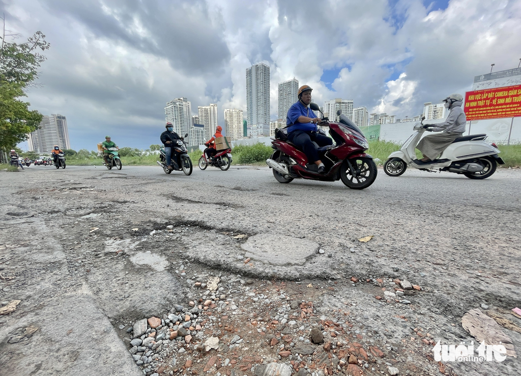 Đường Nguyễn Hoàng dài khoảng 1,2km từ xa lộ Hà Nội đến đường Lương Định Của đã hư hỏng nhiều năm. Vị trí này đã nhiều lần xảy ra tai nạn giao thông do người dân bị sụp "ổ gà". Sau khi bị phản ảnh, các vị trí hư hỏng được trám bằng xi măng tạm bợ, chỉ ít ngày xe cộ di chuyển là lại bong tróc, hư hỏng trở lại