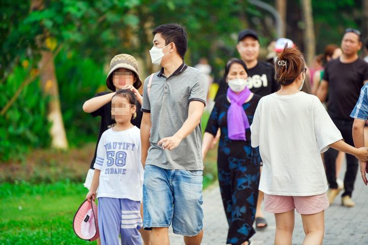 Bộ Y tế khuyến cáo người dân cần tuân thủ 2K (khẩu trang, khử khuẩn) tại nơi công cộng và tập trung đông người - Ảnh: NAM TRẦN