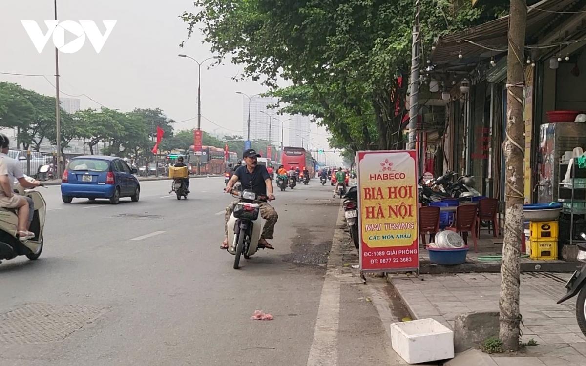 Bất chấp nguy cơ tai nạn, nhiều người ngang nhiên đi ngược chiều trên đường Hà Nội - Ảnh 3.