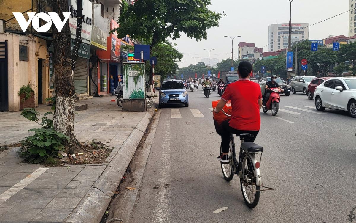 Bất chấp nguy cơ tai nạn, nhiều người ngang nhiên đi ngược chiều trên đường Hà Nội - Ảnh 2.