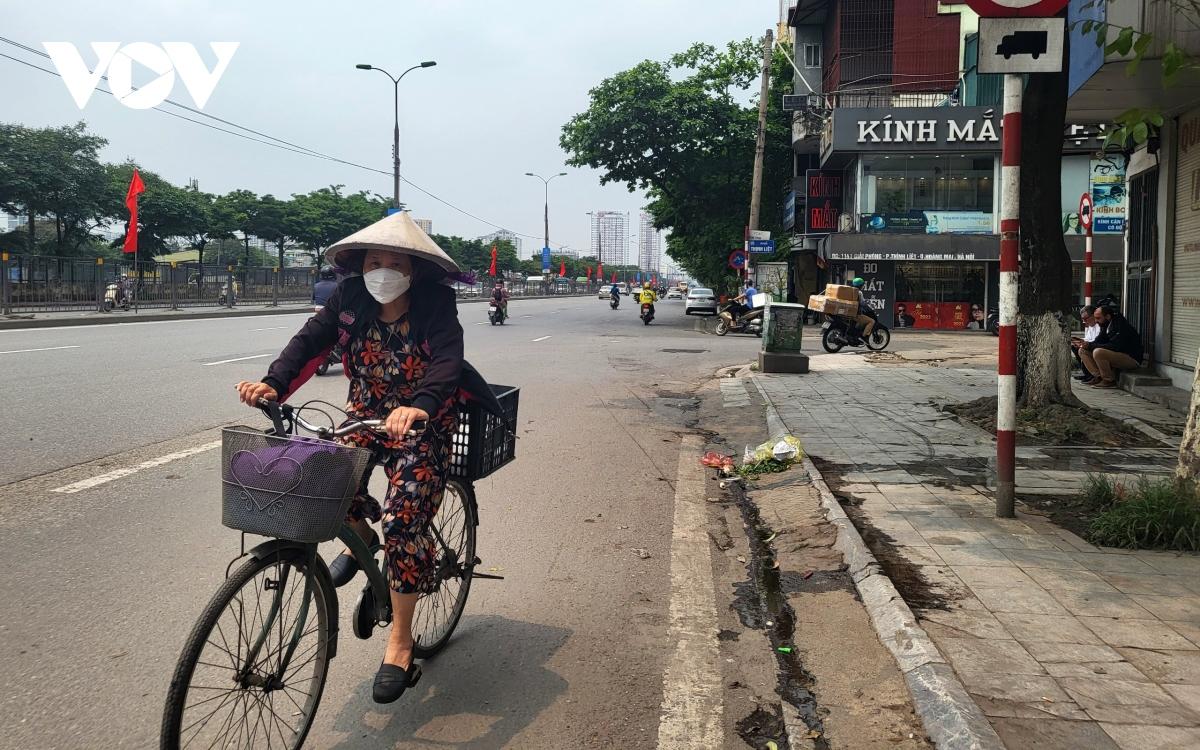 Bất chấp nguy cơ tai nạn, nhiều người ngang nhiên đi ngược chiều trên đường Hà Nội - Ảnh 1.