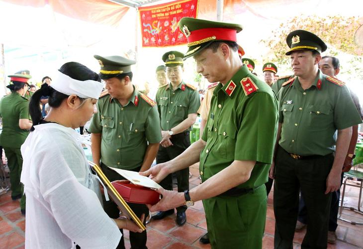 Thăng hàm trung tá cho cảnh sát giao thông hy sinh khi chặn xe nghi can ma túy - Ảnh 1.