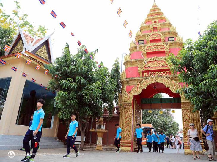 U22 Việt Nam đi chùa, tập kín trước trận U22 Lào - Ảnh 2. Các cầu thủ U22 Việt Nam tại chùa Wat Ounalom - Ảnh: VFF