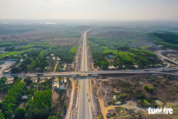 Xe chạy trên cao tốc Phan Thiết - Dầu Giây, Mai Sơn - quốc lộ 45 như thế nào? - Ảnh 1.