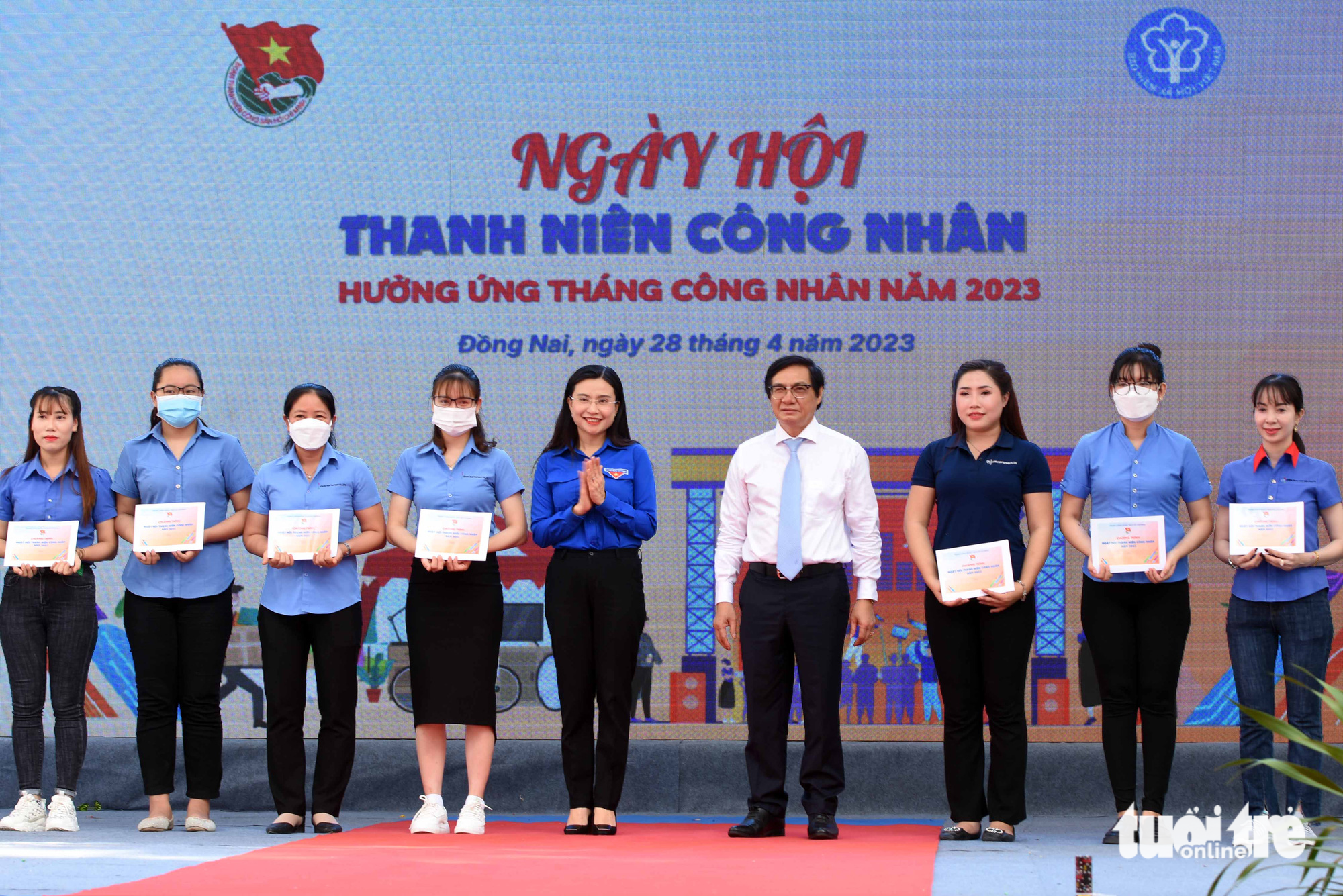 Bí thư Trung ương Đoàn và phó chủ tịch UBND tỉnh Đồng Nai trao quà cho thanh niên công nhân có hoàn cảnh khó khăn trên địa bàn - Ảnh: A LỘC