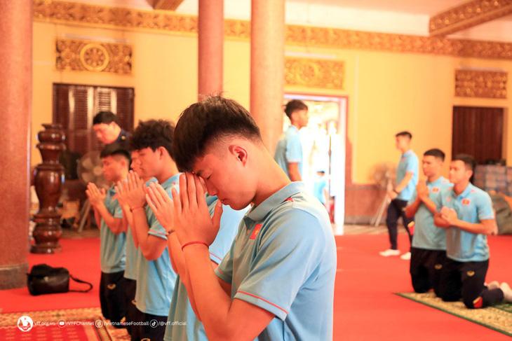 U22 Việt Nam đi chùa, tập kín trước trận U22 Lào - Ảnh 1. Văn Trường cùng các đồng đội cầu khấn tại chùa Wat Ounalom - Ảnh: VFF