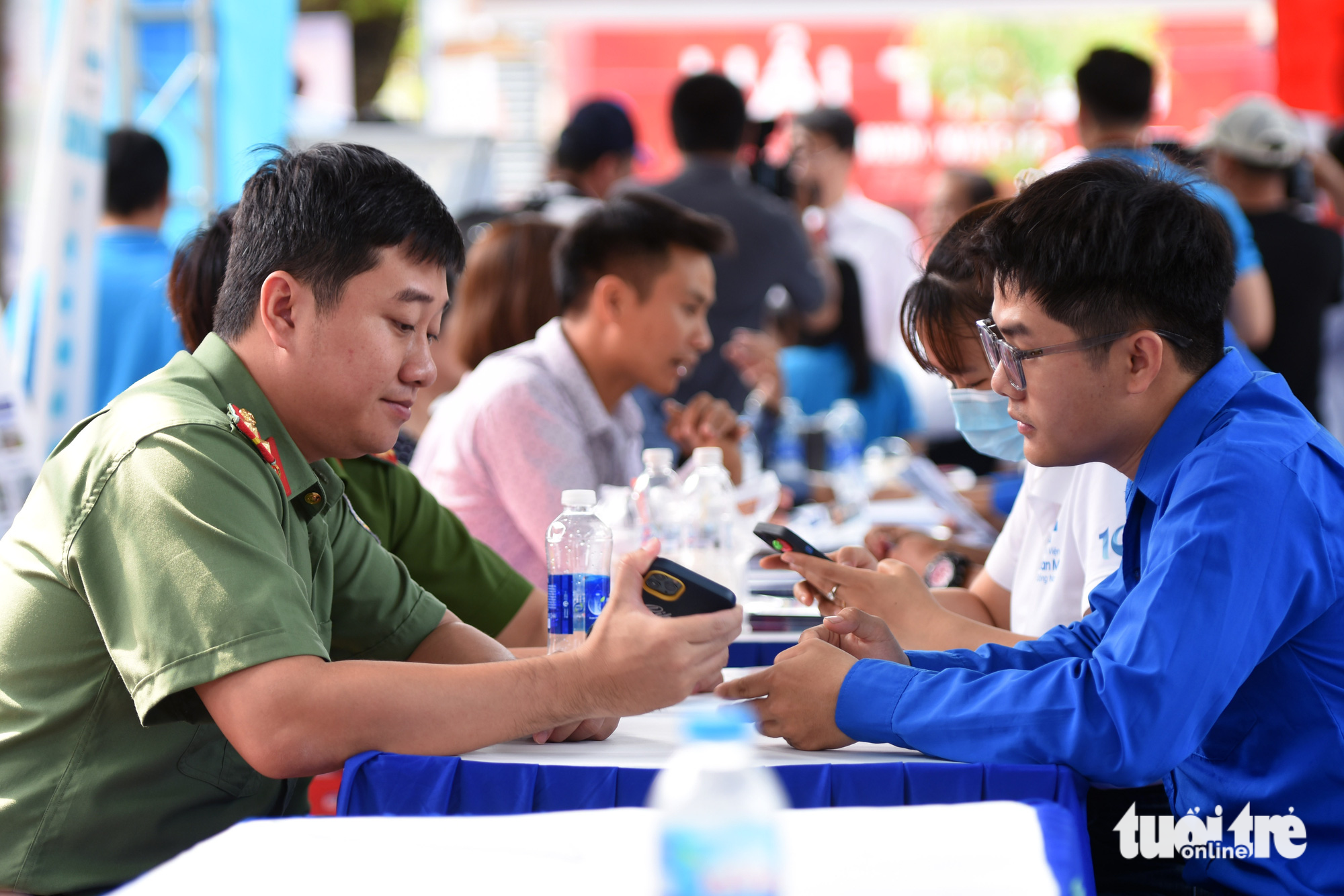 Cán bộ chi đoàn Công an tỉnh Đồng Nai hướng dẫn đoàn viên, thanh niên công nhân cài đặt ứng dụng VNeID - Ảnh: A LỘC