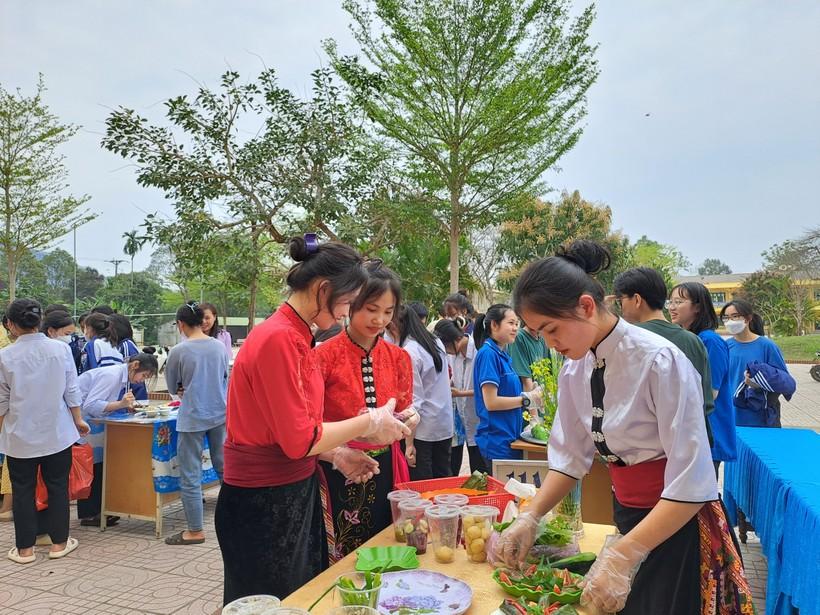 Điểm tựa từ nhà trường nâng bước trò dân tộc thiểu số khó khăn ảnh 4