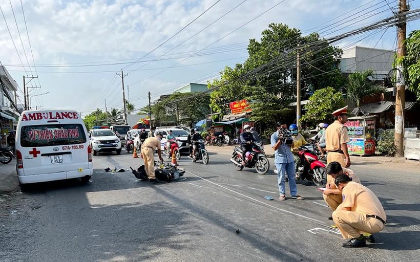 Xe chuyển bệnh nhân va chạm xe máy khiến một thanh niên tử vong  ảnh 1