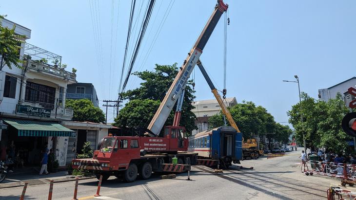 Hành khách kể lại giây phút đoàn tàu SE1 bị trật bánh - Ảnh 2.