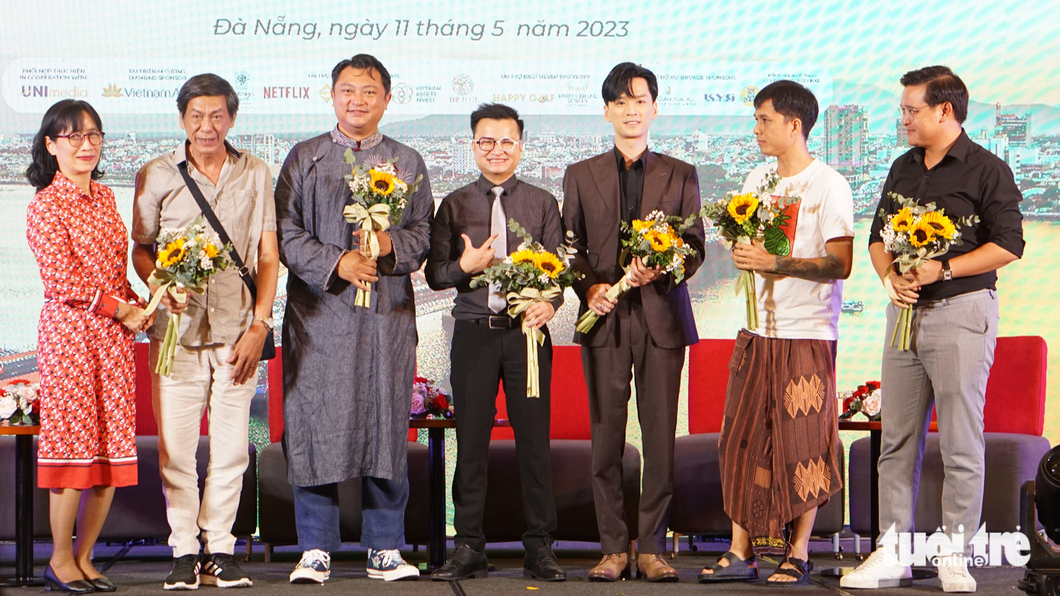 Lý Phương Dung (bên trái) - phó cục trưởng Cục Điện ảnh tặng hoa cho các nghệ sĩ, nhà làm phim - Ảnh: TRẦN MẶC