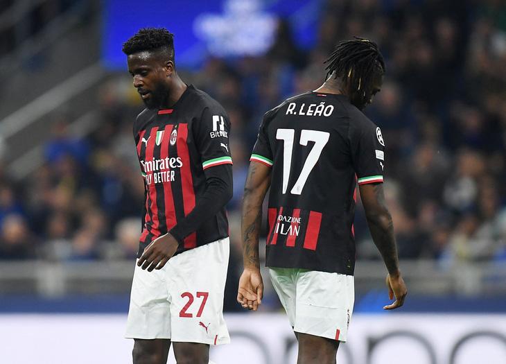 Sự thất vọng của các cầu thủ AC Milan sau khi bị loại ở bán kết Champions League - Ảnh: REUTERS
