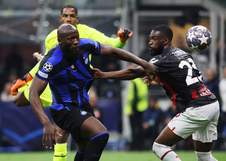 Inter Milan (trái) thắng thuyết phục đội bóng cùng thành phố AC Milan - Ảnh: REUTERS