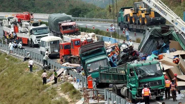 Tai nạn tại Trung Quốc gần biên giới Việt Nam: Xe lao xuống vách đá, 11 người chết - Ảnh 1. Tai nạn tại Trung Quốc gần biên giới Việt Nam: Xe lao xuống vách đá, 11 người chết - Ảnh 1.