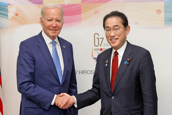 Tổng thống Mỹ Joe Biden (trái) bắt tay Thủ tướng Nhật Bản Kishida Fumio trước thềm Hội nghị thượng đỉnh G7 vào ngày 18-5 - Ảnh: Reuters Tổng thống Mỹ Joe Biden (trái) bắt tay Thủ tướng Nhật Bản Kishida Fumio trước thềm Hội nghị thượng đỉnh G7 vào ngày 18-5 - Ảnh: Reuters