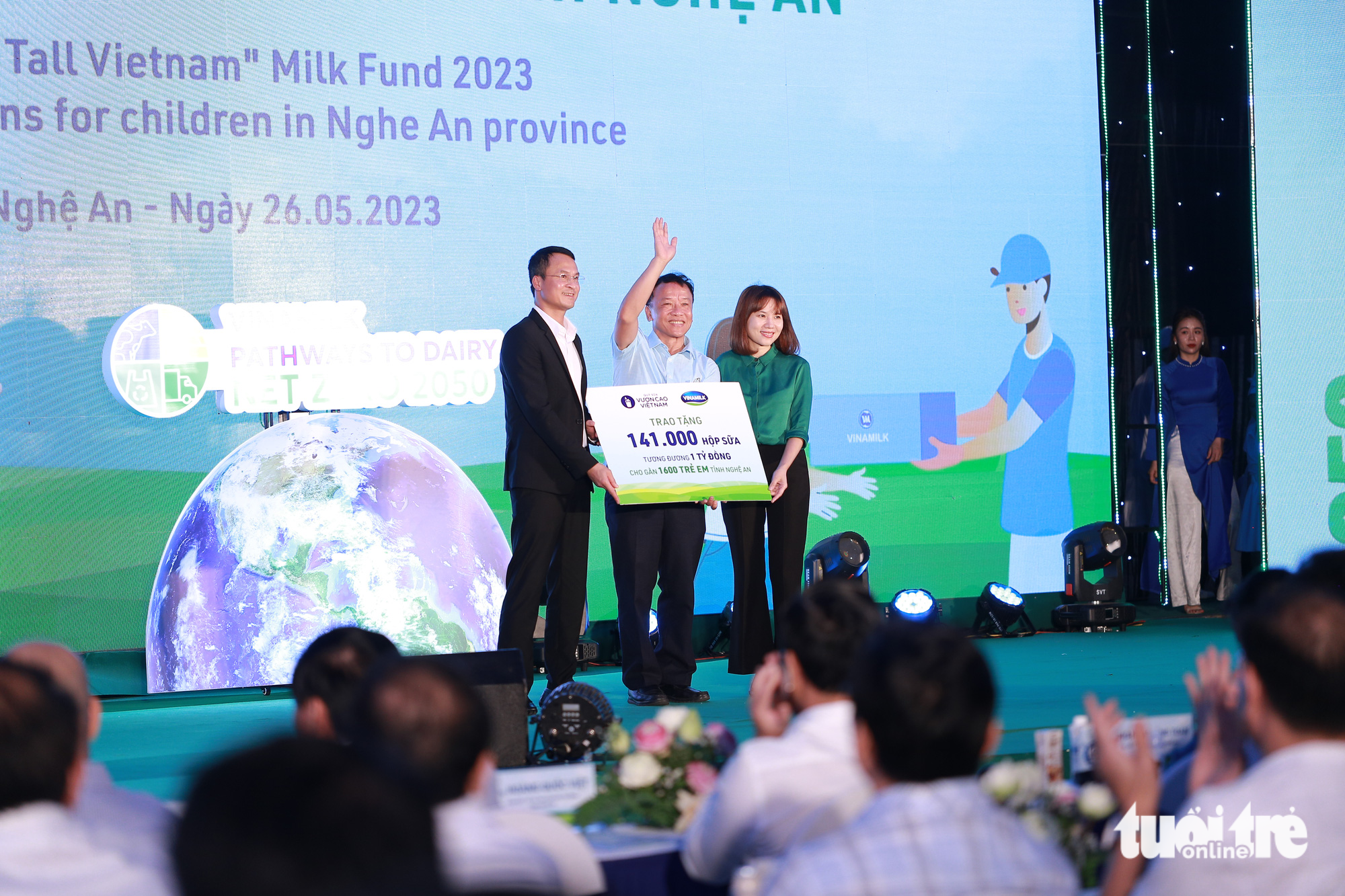 Vinamilk có trang trại và nhà máy sữa đầu tiên tại Việt Nam đạt trung hòa Carbon - Ảnh 4. Đại diện Quỹ bảo trợ trẻ em Việt Nam và nhà máy sữa Vinamilk Nghệ An trao tặng sữa cho Quỹ bảo trợ trẻ em tỉnh Nghệ An - Ảnh: DOÃN HÒA
