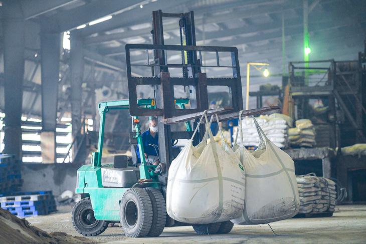 ‘Chìa khóa’ góp phần giúp nông dân đổi đời - Ảnh 2. Nguyên liệu được vận chuyển để sản xuất tại nhà máy Supe Lâm Thao - Ảnh: NAM TRẦN