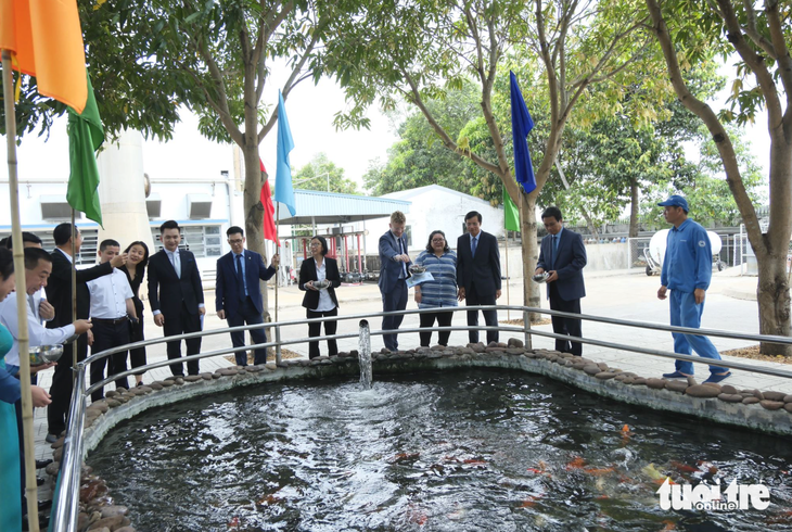 Một số hoạt động bên lề sự kiện: góp cây xanh, tìm hiểu thông tin, tham quan hồ cá Koi sử dụng nước thải đã qua xử lý của nhà máy - Ảnh: DOÃN HÒA