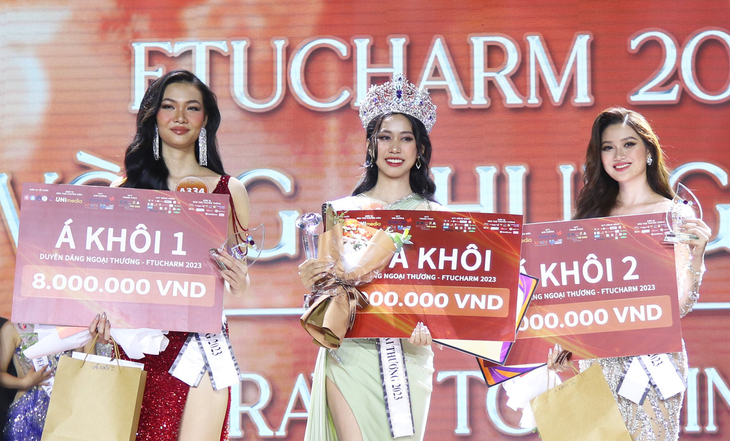 Top 3 cuộc thi Duyên dáng Ngoại thương