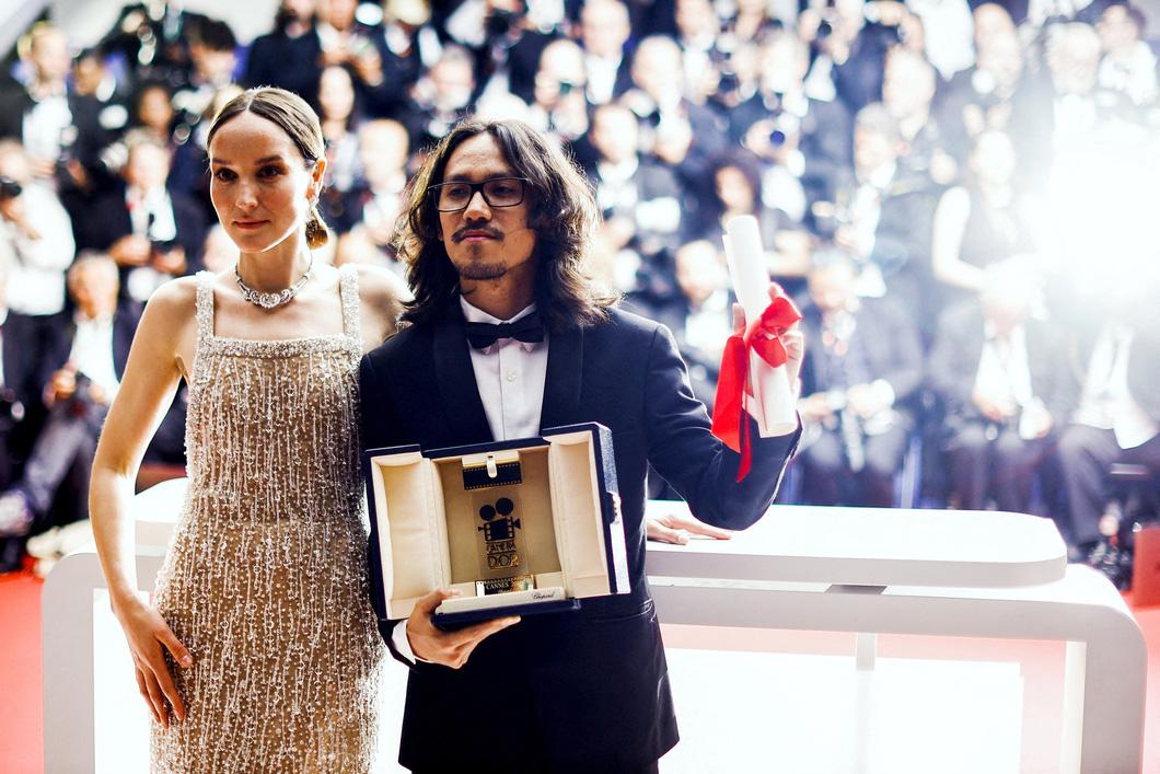 Xúc động với hai tài năng điện ảnh người Việt tại Cannes - Ảnh 1. Đạo diễn PhạmThiên Ân và chủ tịch ban giám khảo Anais Demoustier sau khi giành giải Camera d'Or - Ảnh: Reuters
