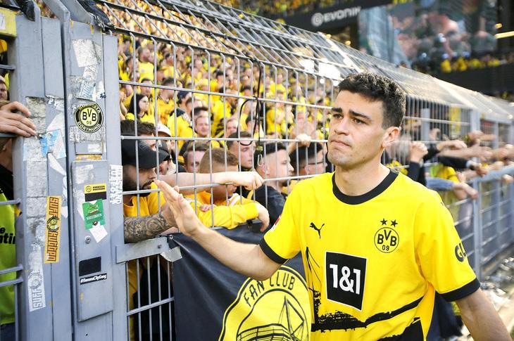 Câu chuyện buồn của làng bóng đá - Ảnh 1. Các cầu thủ Dortmund được CĐV chia sẻ sau cú sốc - Ảnh: Reuters