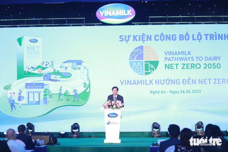 Vinamilk có trang trại và nhà máy sữa đầu tiên tại Việt Nam đạt trung hòa Carbon - Ảnh 2. Ông Nguyễn Hạnh Phúc - chủ tịch HĐQT Vinamilk chia sẻ về cam kết của Vinamilk đối với mục tiêu Net Zero - Ảnh: DOÃN HÒA