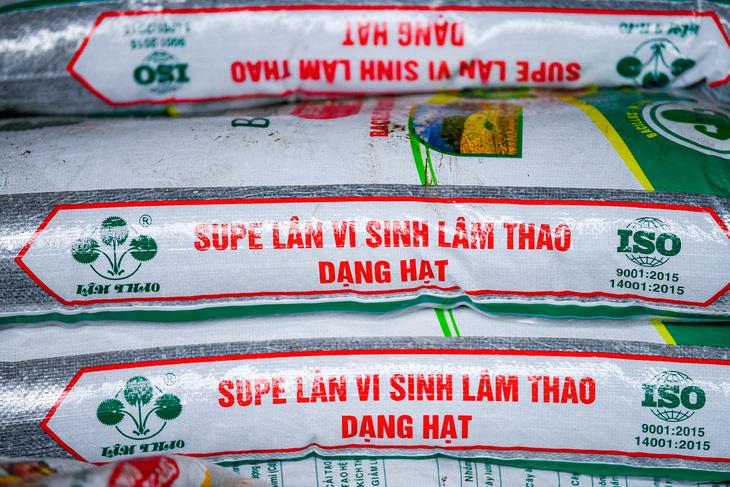 ‘Chìa khóa’ góp phần giúp nông dân đổi đời - Ảnh 4. Sản phẩm supe lân vi sinh dạng hạt - Ảnh: NAM TRẦN