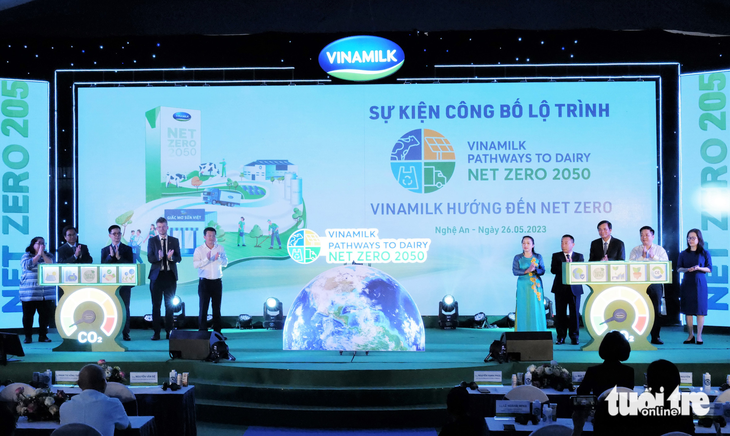 Vinamilk có trang trại và nhà máy sữa đầu tiên tại Việt Nam đạt trung hòa Carbon - Ảnh 1. Các đại biểu cùng với Vinamilk thực hiện nghi thức công bố lộ trình hướng tới Net Zero 2050 tại sự kiện - Ảnh: DOÃN HÒA