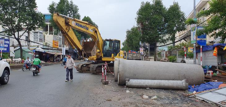 Lắp cống thoát nước trên đường Mậu Thân - thuộc dự án cải tạo hệ thống thoát nước 32 tuyến đường của quận Ninh Kiều - Ảnh: LÊ DÂN