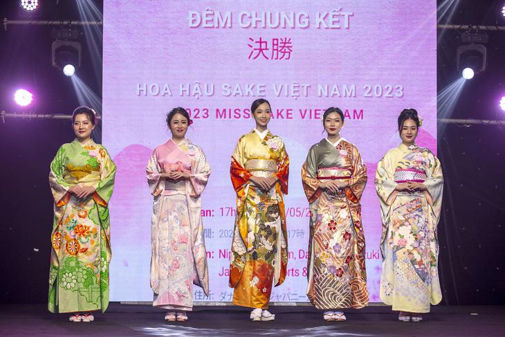 Top 5 thí sinh Hoa hậu Sake Việt Nam 2023 trong trang phục kimono - Ảnh: BTC