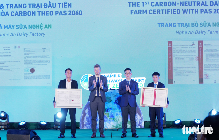 Vinamilk có trang trại và nhà máy sữa đầu tiên tại Việt Nam đạt trung hòa Carbon - Ảnh 3. Đại diện các tổ chức quốc tế trao chứng nhận trung hòa carbon cho lãnh đạo nhà máy sữa và trang trại của Vinamilk tạiNghệ An - Ảnh: DOÃN HÒA