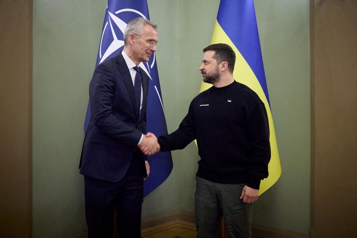 Ukraine thừa nhận khó được kết nạp vào NATO khi còn xung đột với Nga - Ảnh 1. Ukraine thừa nhận khó được kết nạp vào NATO khi còn xung đột với Nga - Ảnh 1.