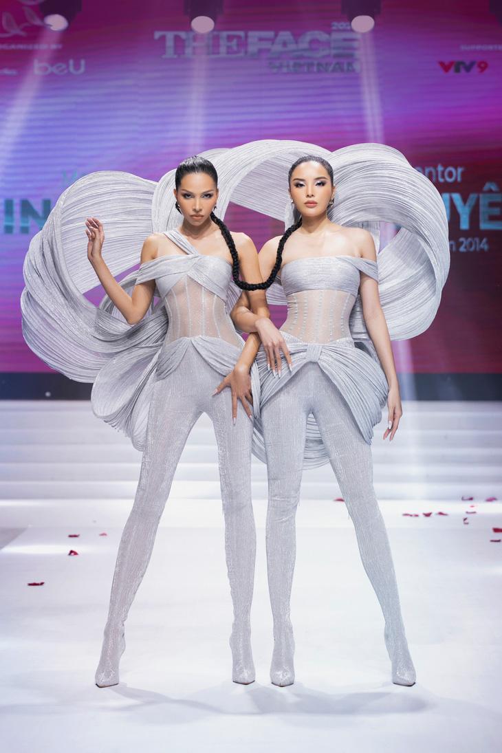 Bộ đôi huấn luyện viên Minh Triệu - Kỳ Duyên catwalk đôi ấn tượng - Ảnh: KIẾNG CẬN TEAM